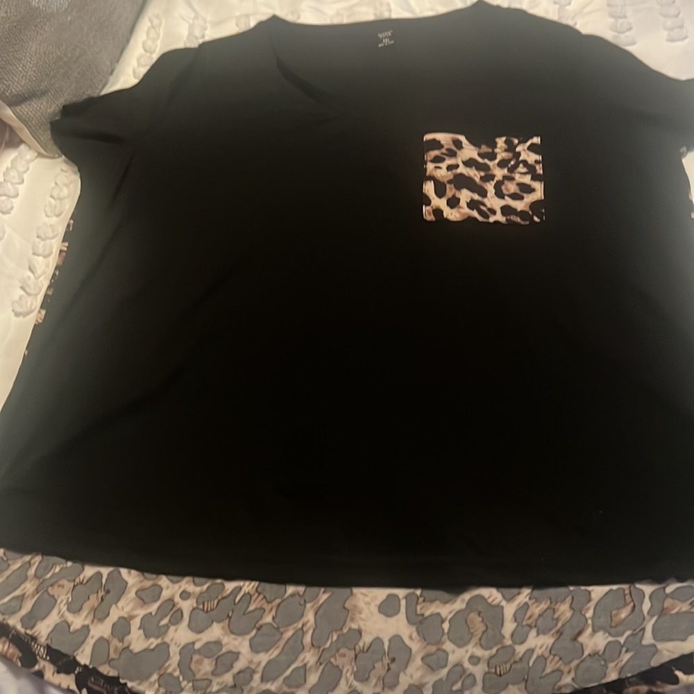 EMERY ROSE Pocket Patched  Leopard Tee - Picture 3 of 7